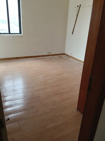 Room in 3.5 BHK Apartment at Unitech Uniworld Gardens, Sector 47 – for Rent