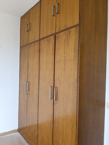 Furnished Amenities in 3.5 BHK Apartment at Unitech Uniworld Gardens, Sector 47 – for Rent