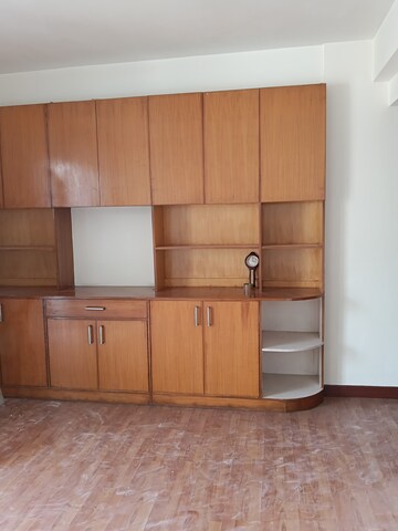 Furnished Amenities in 3.5 BHK Apartment at Unitech Uniworld Gardens, Sector 47 – for Rent