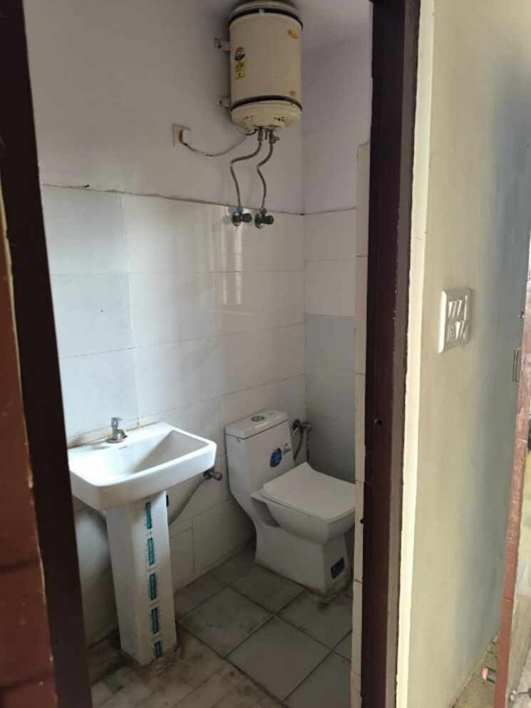 Bathroom, palam-vihar-residents-association 5 Bedroom 66 Sq.Yd. Independent House In Palam Vihar Gurgaon 8921855