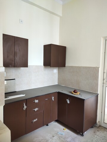 Furnished Amenities in 3.5 BHK Apartment at Assotech Windsor Court, Sector 78 – for Rent