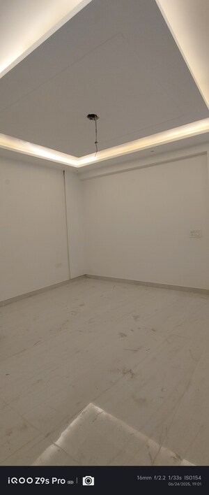 Room in 3 BHK Builder Floor at YK Homes, Green Fields Colony – for Sale