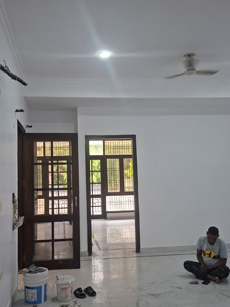 Room, sector 44 3.5 Bedroom 300 Sq.Mt. Independent House In Sector 44 Noida 8922140