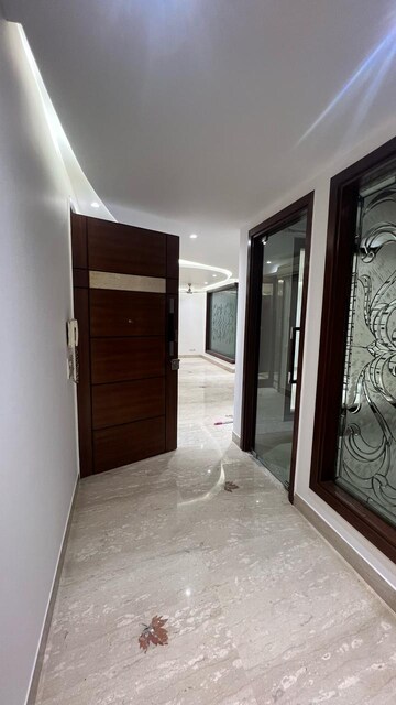 Room in 4 BHK Builder Floor at Greater Kailash I – for Rent
