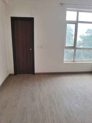 Room in 3 BHK Apartment at Spr Imperial Estate, Sector 82 – for Rent
