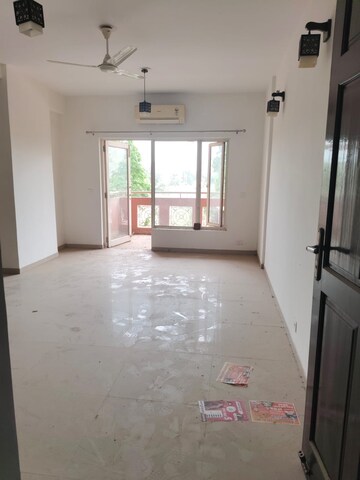 Room in 3 BHK Apartment at Spr Imperial Estate, Sector 82 – for Rent