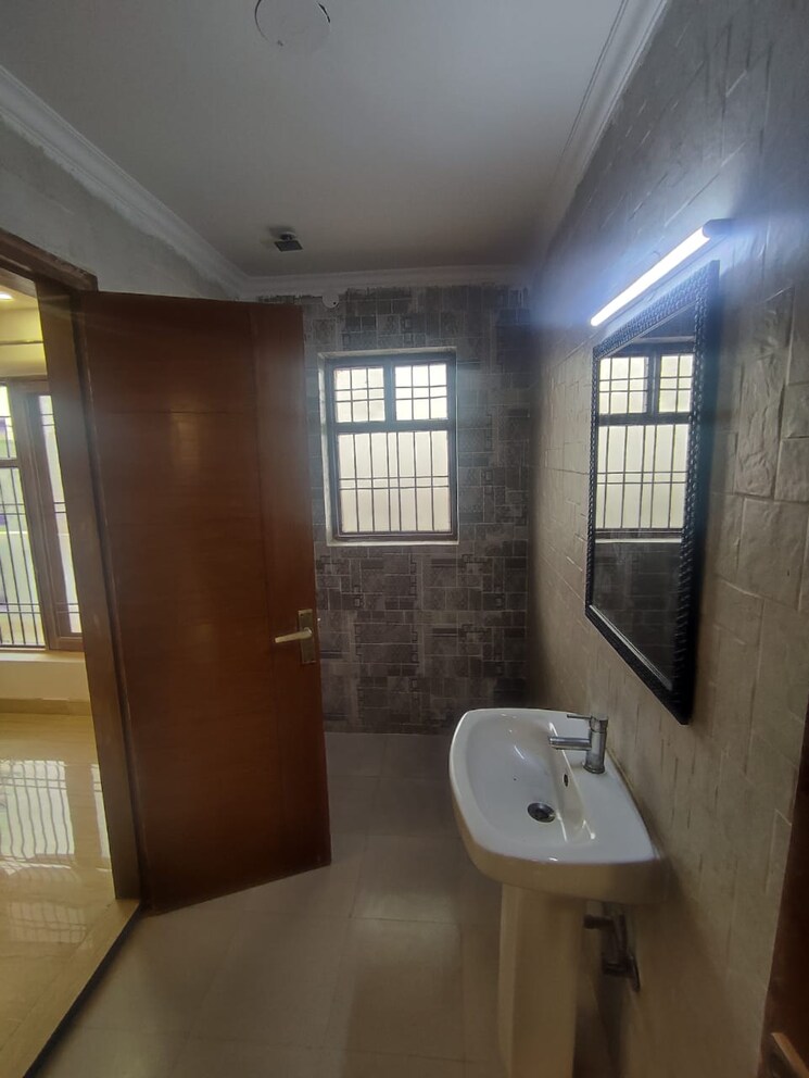 Bathroom, sector 43 4 Bedroom 225 Sq.Yd. Builder Floor In Sector 43 Faridabad 8922214