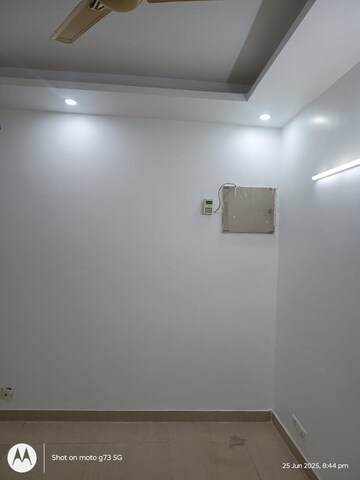 Room in 2 BHK Apartment at Amrapali Silicon City, Sector 76 – for Rent