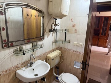 Master Bedroom in 2.5 BHK Apartment at Arun Vihar, Sector 29 – for Rent