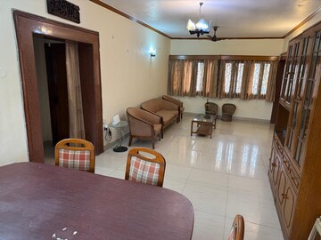 Living Room in 2.5 BHK Apartment at Arun Vihar, Sector 29 – for Rent