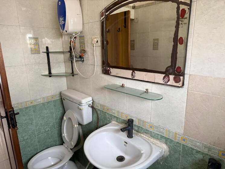 Bathroom, arun-vihar 2.5 Bedroom 1450 Sq.Ft. Apartment In Sector 29 Noida 8922296