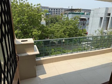 Balcony in 2.5 BHK Apartment at Arun Vihar, Sector 29 – for Rent