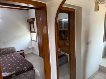 Building Lobby in 2.5 BHK Apartment at Arun Vihar, Sector 29 – for Rent