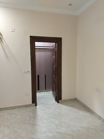 Room in 5 BHK Villa at Amrapali Dream Valley, Tech Zone 4 Greater Noida – for Rent