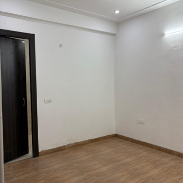 Room in 3 BHK Builder Floor at Advocate Residency, Jaypee Greens – for Rent
