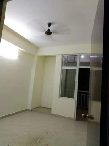 Room in 2.5 BHK Apartment at AIG Park Avenue, Sector 4 Greater Noida – for Rent