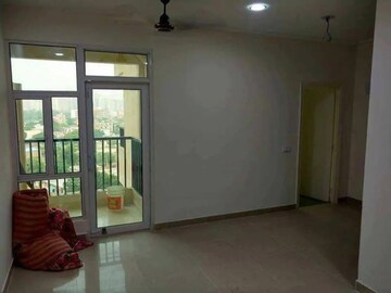 Room in 2.5 BHK Apartment at AIG Park Avenue, Sector 4 Greater Noida – for Rent