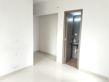 Room in 2 BHK Apartment at Kalpataru Paramount, Kapur Bawdi – for Rent