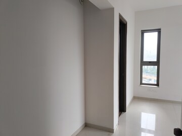 Room in 2 BHK Apartment at Kalpataru Paramount, Kapur Bawdi – for Rent