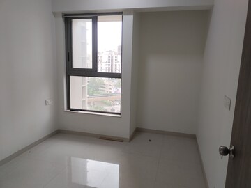 Room in 2 BHK Apartment at Kalpataru Paramount, Kapur Bawdi – for Rent