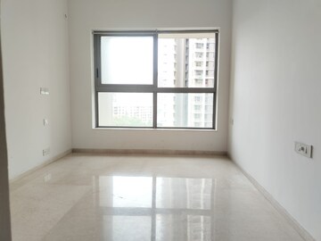 Room in 2 BHK Apartment at Kalpataru Paramount, Kapur Bawdi – for Rent