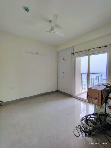 Room in 3 BHK Apartment at Amrapali Enchante, Tech Zone 4 Greater Noida – for Rent