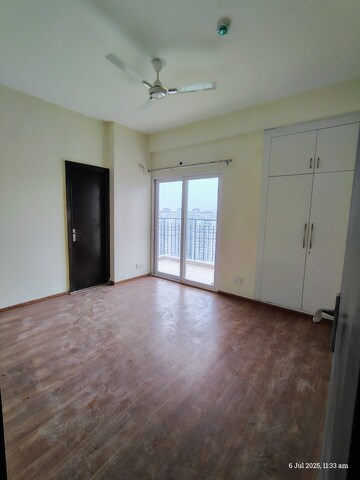 Room in 3 BHK Apartment at Amrapali Enchante, Tech Zone 4 Greater Noida – for Rent