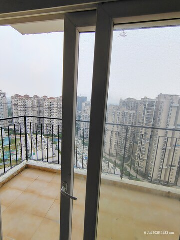 Room in 3 BHK Apartment at Amrapali Enchante, Tech Zone 4 Greater Noida – for Rent