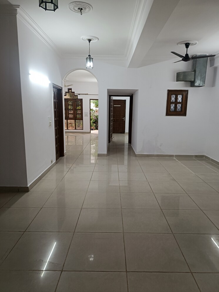 undefined, sector 31 3 Bedroom 265 Sq.Mt. Independent House In Sector 31 Noida 8922763