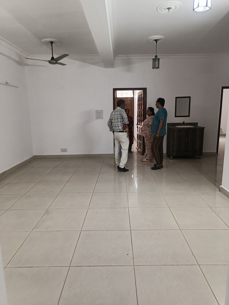  Parking, sector 31 3 Bedroom 265 Sq.Mt. Independent House In Sector 31 Noida 8922763