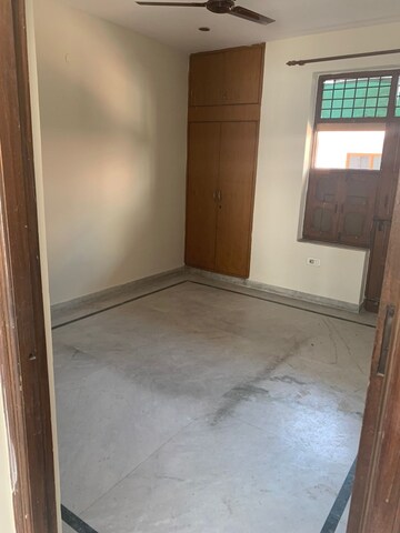 Room in 2 BHK Builder Floor at Milestone 32nd Avenue, Sector 15 – for Rent