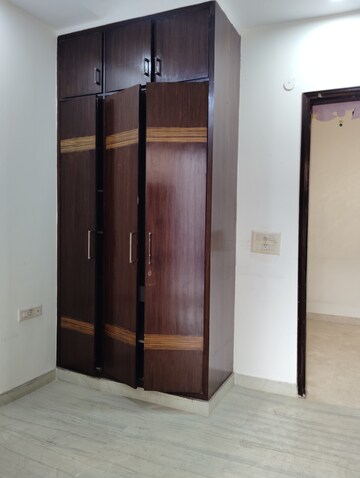 Room in 3 BHK Apartment at Anuradha Apartments CGHS, Paschim Vihar – for Rent