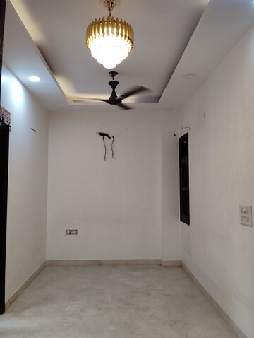 Room in 3 BHK Apartment at Anuradha Apartments CGHS, Paschim Vihar – for Rent