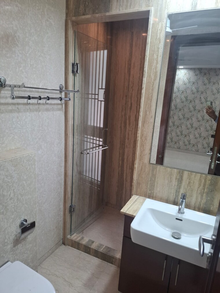 Bathroom, lajpat nagar 4 2 Bedroom 900 Sq.Ft. Builder Floor In Lajpat Nagar 4 Delhi 8922900