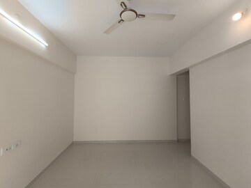 Room in 2 BHK Apartment at Kalpataru Radiance, Goregaon West – for Rent
