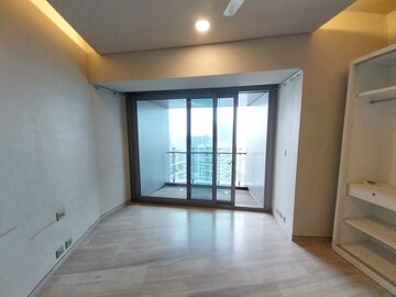 Room in 4 BHK Apartment at Worli – for Rent