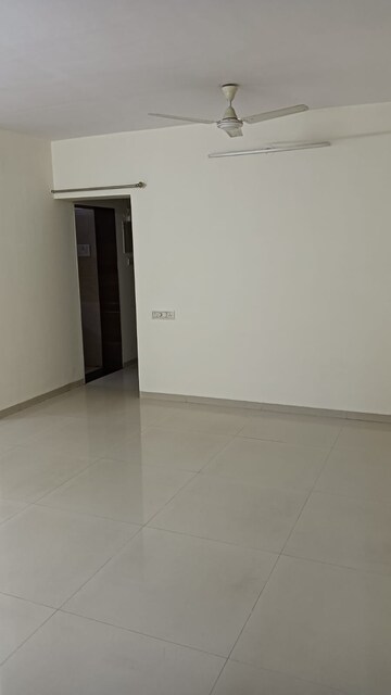 2 BHK Apartment For Rent in Romell Diva, Malad West