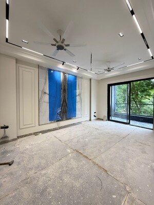 Room in 4 BHK Builder Floor at Unitech Arcadia, South City 2 – for Sale