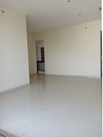 Room in 2 BHK Apartment at Solitaire Heights, Malad West – for Rent