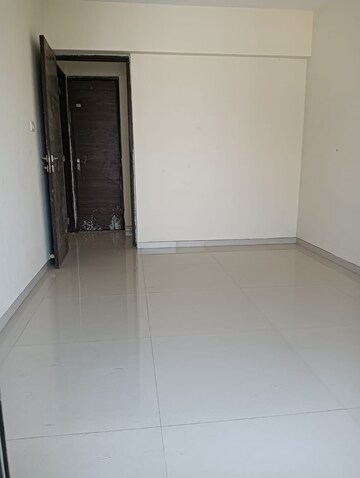 Room in 2 BHK Apartment at Solitaire Heights, Malad West – for Rent