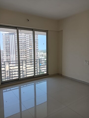 Room in 2 BHK Apartment at Solitaire Heights, Malad West – for Rent