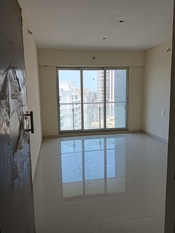 Room in 2 BHK Apartment at Solitaire Heights, Malad West – for Rent