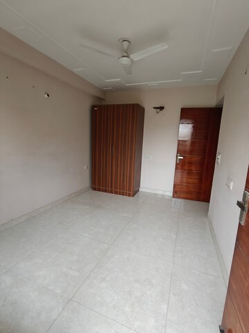 Room in 3 BHK Builder Floor at Sector 45 – for Rent