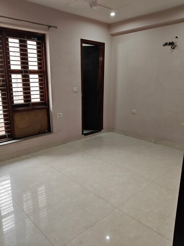 Room in 3 BHK Builder Floor at Sector 45 – for Rent