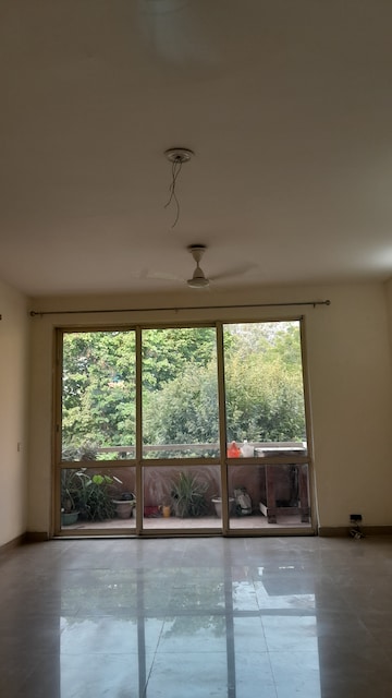 Room in 3 BHK Builder Floor at Unitech Woodstock Floors, Sector 50 – for Rent