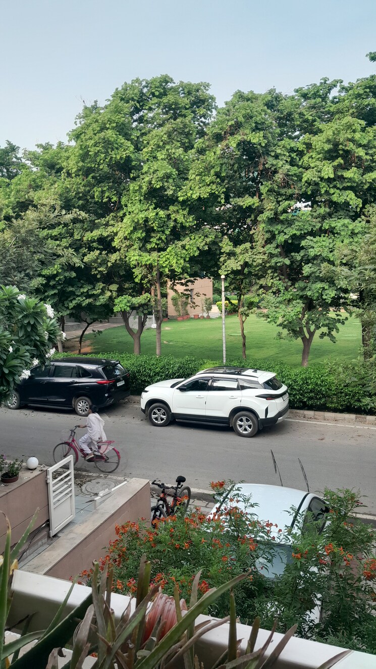 Garden, unitech-woodstock-floors 3 Bedroom 1750 Sq.Ft. Builder Floor In Sector 50 Gurgaon 8923114