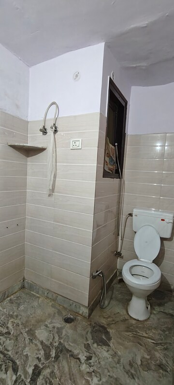 Master Bedroom in 2 BHK Builder Floor at Mayur Vihar Phase 1 – for Rent