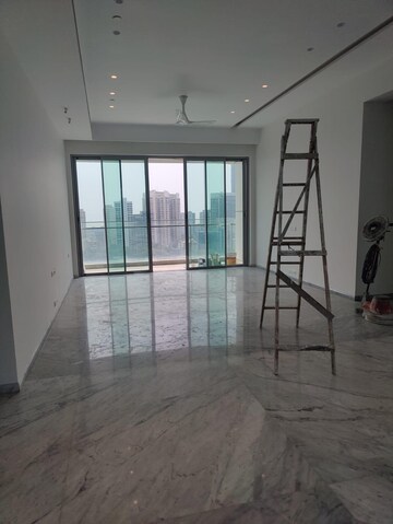 Room in 4 BHK Apartment at Kalpataru Avana, Parel – for Rent