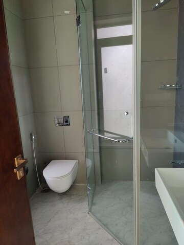 Bathroom in 4 BHK Apartment at Kalpataru Avana, Parel – for Rent