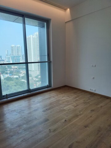 Room in 4 BHK Apartment at Kalpataru Avana, Parel – for Rent